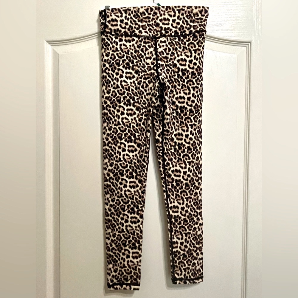 NEW Zyia Brilliant High-Waisted
Butt-Scrunch Leopard 7/8 Midi
Leggings